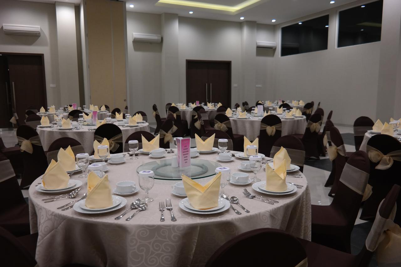 Amantis Hotel Demak Buitenkant foto