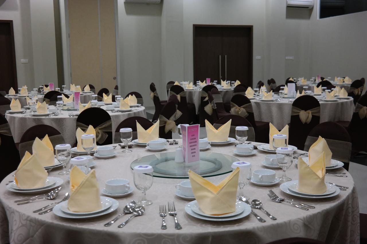 Amantis Hotel Demak Buitenkant foto